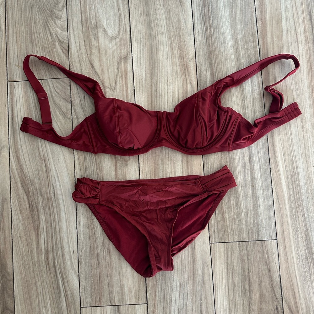KONA SOL D/DD CUP UNDERWIRE BIKINI + MEDIUM HIPSTER BIKINI BOTTOM IN RED